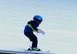 Ein kleiner Skifahrer während seinem Kinder-Skikurs (ab 4 J.) für alle Levels mit Skischule Schneider Events Geißkopf.