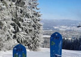 The tips of two skis in front of a winter scenery during Private Ski Lessons for Adults of All Levels from Skiverleih Schneider Events Geißkopf.