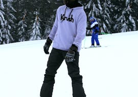A snowboarder during his Private Snowboarding Lessons (from 4 y.) of All Levels from Skischule Schneider Events Geißkopf.