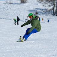 A snowboarder enjoys the slope during his Private Snowboarding Lessons for Kids & Adults of All Levels from Skischool Hochharz.