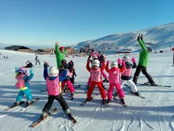 Clases de esquí para niños (6-12 años) debutantes y principiantes con Escuela Internacional de Esquí Sierra Nevada.