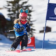 Eine kleine Skifahrerin während ihrem Kinder-Skikurs (4-17 J.) für Anfänger mit Schweizer Ski- und Snowboardschule Arosa.