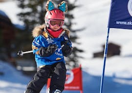 A little skier during her Kids Ski Lessons (4-17 y.) for Beginners from Swiss Ski- and Snowboard School Arosa.