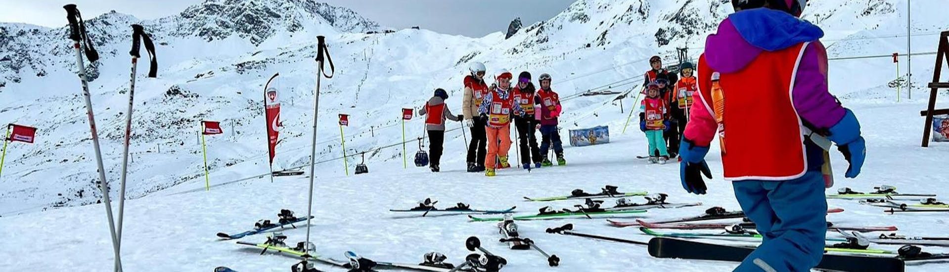 Kinder machen eine Pause während dem Kinder-Skikurs (4-17 J.) für Anfänger.
