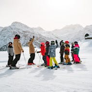 A group of kids doing a warm-up during their Kids Ski Lessons (4-17 y.) for Advanced Skiers from Swiss Ski- and Snowboard School Arosa.