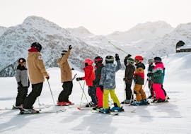 Eine Gruppe Kinder während ihrem Kinder-Skikurs (4-17 J.) für Fortgeschrittene mit Schweizer Ski- und Snowboardschule Arosa.