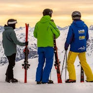 Drei Erwachsene genießen die Aussicht während dem Privaten Skikurs für Erwachsene Aller Levels mit Schweizer Ski- und Snowboardschule Arosa.