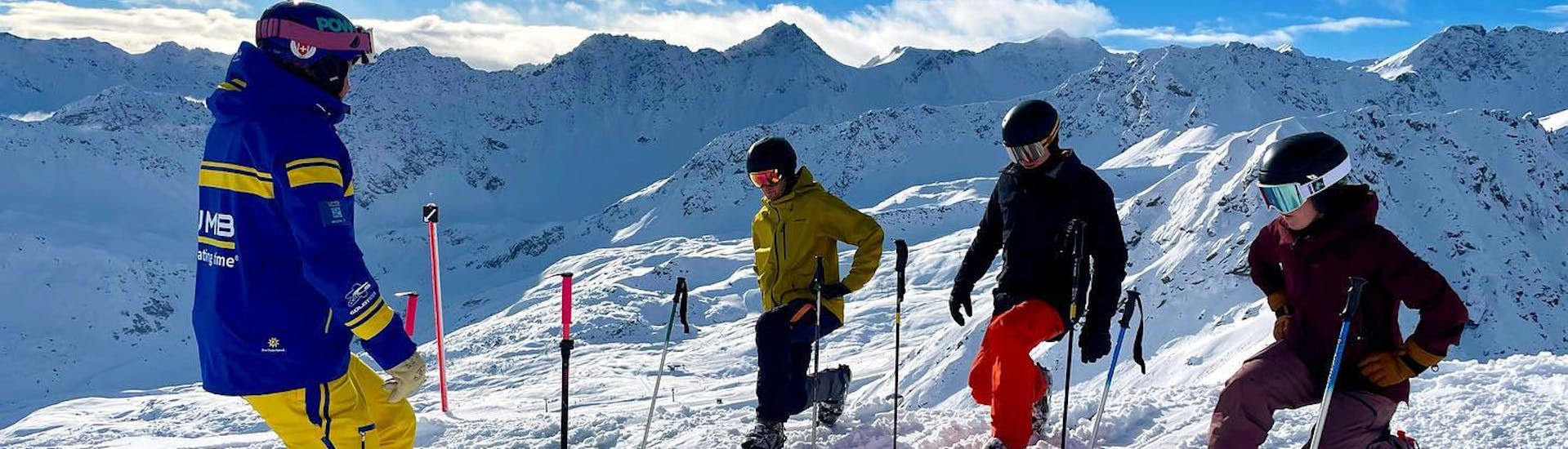 Drei Erwachsene und der Skilehrer beim Privaten Skikurs für Erwachsene Aller Levels.
