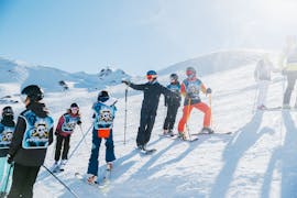 Un groupe faisant des Cours de ski Enfants (dès 6 ans) pour Skieurs expérimentés avec Evolution 2 Saint-Gervais.