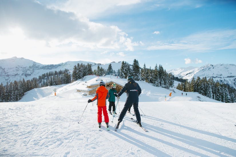 Family enjoying Private Kids Ski Lessons for All Levels (from 4 y.)with Evolution 2 Saint-Gervais.