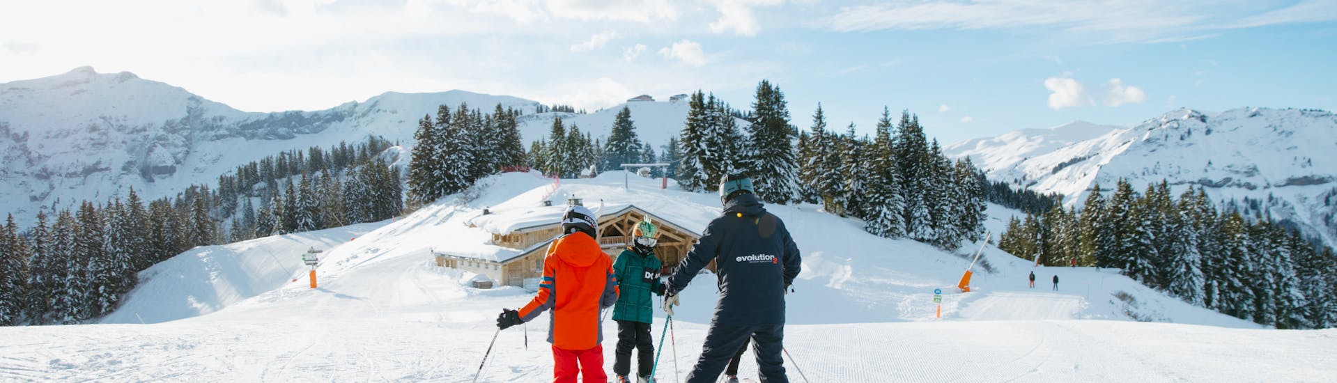 Family enjoying Private Kids Ski Lessons for All Levels (from 4 y.)with Evolution 2 Saint-Gervais.