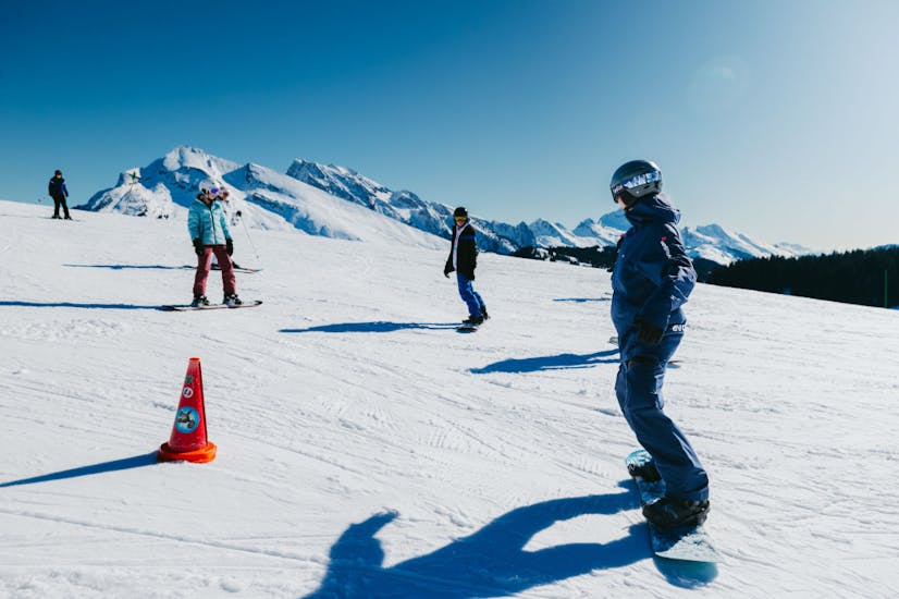 People doing Snowboard Lessons for Kids (from 8 y.) & Adults for First Timers from Evolution 2 Saint-Gervais.