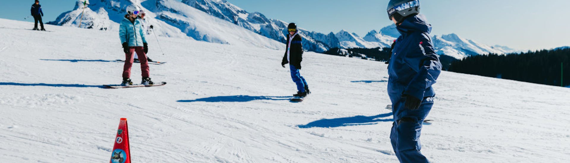 Des personnes font leur Premier cours de snowboard pour Enfants (à partir de 8 ans) et Adultes avec Evolution 2 Saint-Gervais.