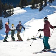 Eine Gruppe Erwachsener während dem Skikurs für Erwachsene für Anfänger mit Skischule Snowacademy Saalbach.