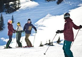 Eine Gruppe Erwachsener während dem Skikurs für Erwachsene für Anfänger mit Skischule Snowacademy Saalbach.