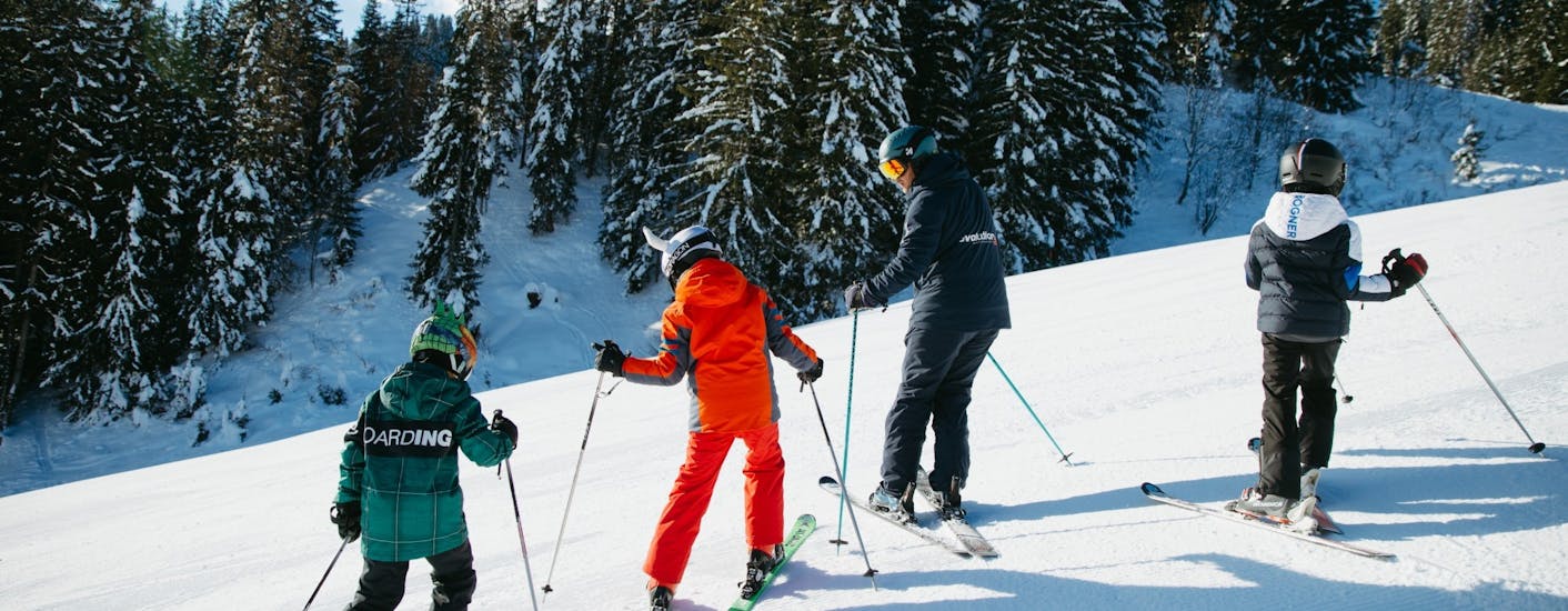 Des amis lors d'un Cours particulier de ski Enfants & Ados (dès 4 ans) avec Evolution 2 Megève.
