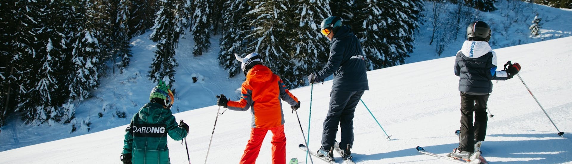 Des amis lors d'un Cours particulier de ski Enfants & Ados (dès 4 ans) avec Evolution 2 Megève.
