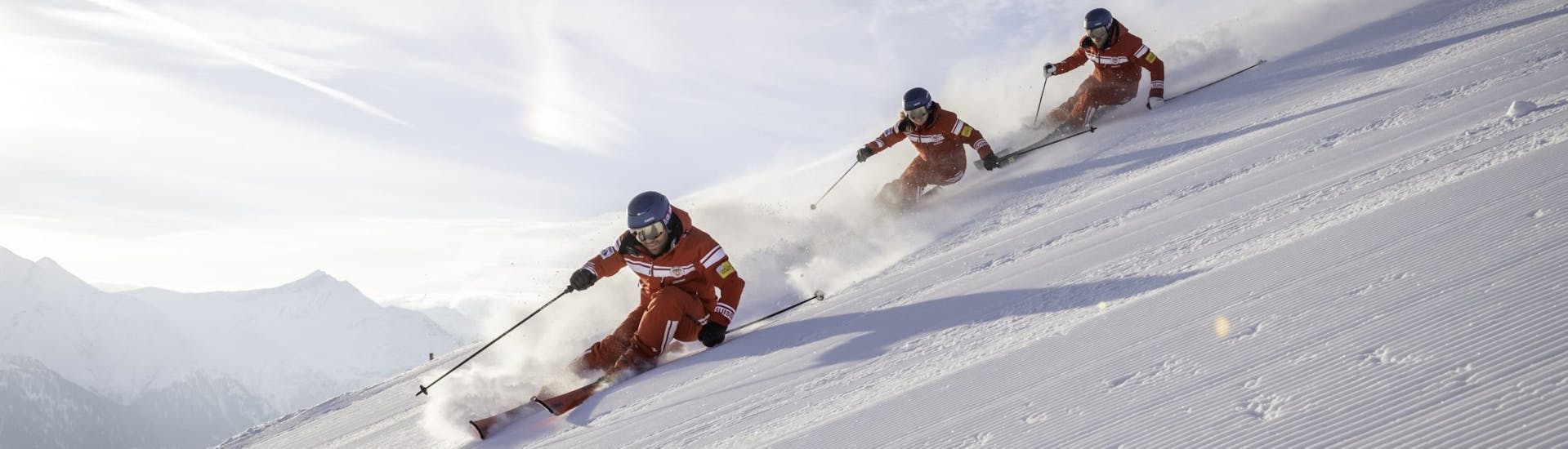 Drei Skifahrer genießen eine Abfahrt während dem Privaten Skikurs für Erwachsene ab 14 Jahren.