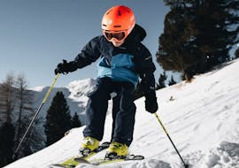 ein Kind macht einen Sprung während dem Privaten Kinder-Skikurs für Fortgeschrittene mit EasySki Saalbach.
