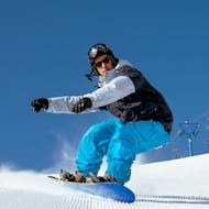 A snowboarder enjoying the slopes during the Private Snowboarding Lessons for Kids & Adults for Advanced Boarders from EasySki Saalbach.