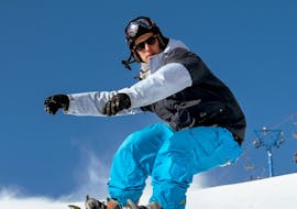 A snowboarder enjoying the slopes during the Private Snowboarding Lessons for Kids & Adults for Advanced Boarders from EasySki Saalbach.