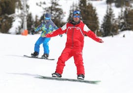 Des personnes font un Cours de snowboard pour Enfants (7-18 ans) de Tous Niveaux avec ESF Chamonix.