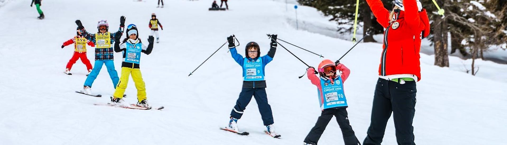 Lezioni di sci per bambini (4-13 anni) per tutti i livelli.
