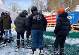 Eine Gruppe Kinder während ihrem Kinder-Skikurs (ab 4 J.) für Anfänger mit Skischule Hohe-Wand-Wiese.