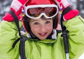 Ein Kind lächelt während seinem Privaten Kinder-Skikurs (ab 4 J.) für Anfänger mit Skischule Hohe-Wand-Wiese.