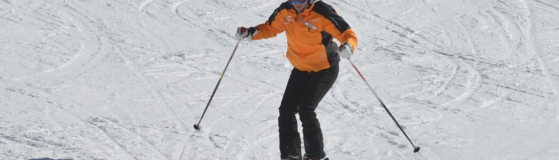 Ein Skianfänger während dem Privaten Skikurs für Erwachsene Anfänger.
