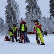 Eine Gruppe Kinder während dem Kinder-Skikurs (6-13 J.) für Anfänger mit Skischule & Verleih Sportwelt Oberhof.