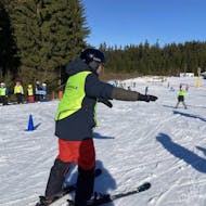 An adult learning how to ski during the Adult Ski Lessons for Beginners from Ski school & Rental Sportwelt Oberhof.