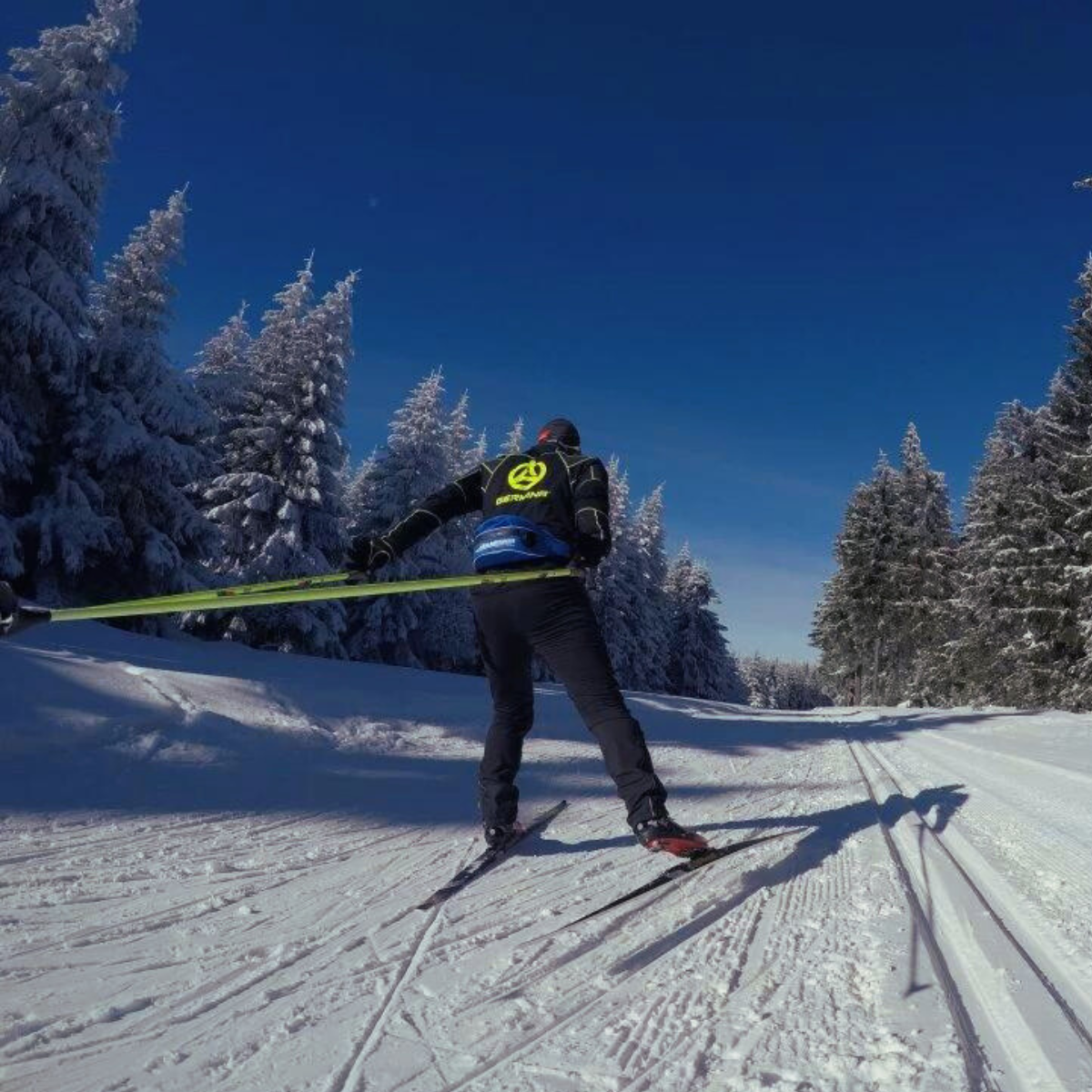 Ein Erwachsener genießt die Sonne auf der Loipe während dem Privaten Langlaufkurs (ab 6 J.) für alle Levels mit Skischule & Verleih Sportwelt Oberhof.