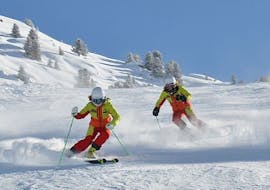 Zwei Skifahrer fahren gemeinsam die Piste runter beim Skikurs für Erwachsene (ab 17 J.) für Fortgeschrittene mit Skischule & Bikeverleih AGE Ötz-Hochötz.