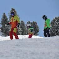 Ein Skilehrer und zwei Kinder während dem Privaten Kinder-Skikurs (ab 3 J.) für alle Levels mit Skischule & Bikeverleih AGE Ötz-Hochötz.