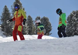 A ski instructor and two kids during the Private Ski Lessons for Kids (from 3 y.) of All Levels from Skischule & Bikeverleih AGE Ötz-Hochötz.
