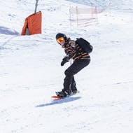 A snowboarder enjoying a nice descent during his Private Snowboarding Lessons (from 6 y.) for Snowboarders with Experience from Franz Quehenberger.