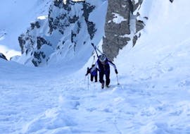 Franz Quehenberger besteigt einen verschneiten Berg mit Teilnehmer der Privaten Skitour ab 6 Jahren für alle Levels mit Franz Quehenberger.