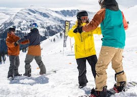 Vier Snowboarder während dem Snowboardkurs für Erwachsene "Basic 1" für Anfänger mit BOARDat Saalbach-Leogang.