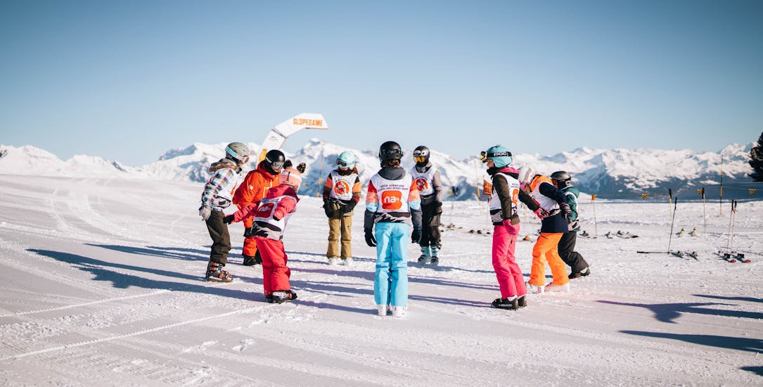 Image d'un groupe d'enfants avec leur moniteur pendant un cours de ski pour enfants à Nendaz avec Neige Aventure