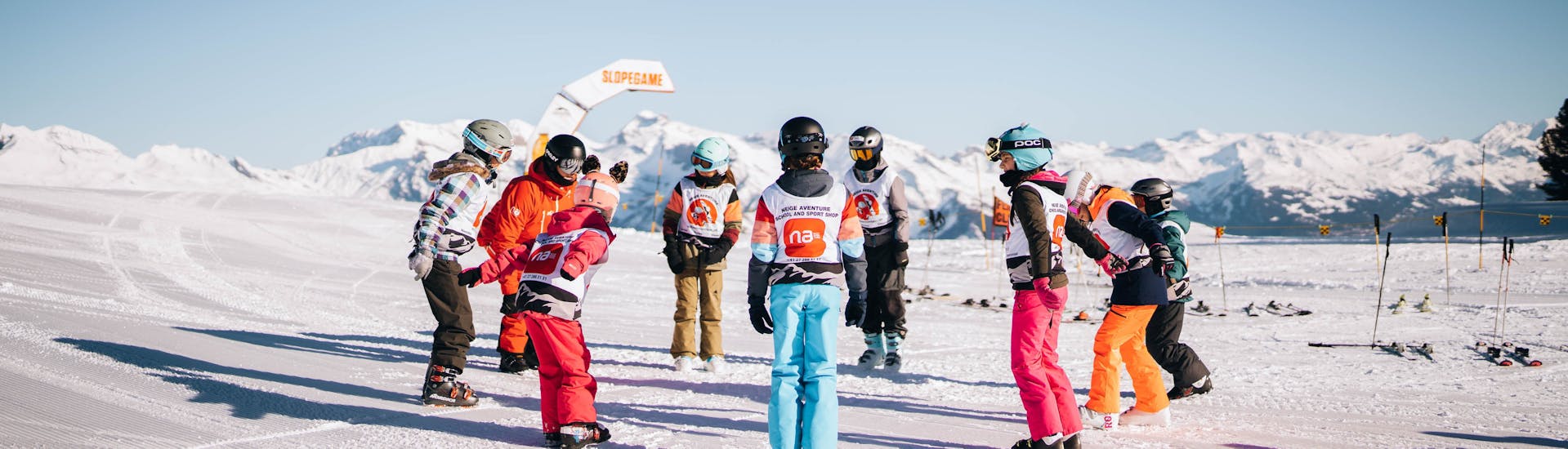 Image d'un groupe d'enfants avec leur moniteur pendant un cours de ski pour enfants à Nendaz avec Neige Aventure