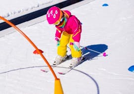 Ein Kind übt das Skifahren während dem Kinder-Skikurs "Bambini" (3-5 J.) für Anfänger mit Feldberg Sports.
