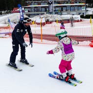 A kid and an instructor during the Kids Ski Lessons (6-12 y.) for First Timers from Ski School Feldberg Sports.