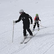 A private ski instructor and a student on the slopes during the Private Ski Lessons for Kids (from 3 y.) of All Levels from Feldberg Sports.