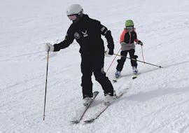 A private ski instructor and a student on the slopes during the Private Ski Lessons for Kids (from 3 y.) of All Levels from Feldberg Sports.