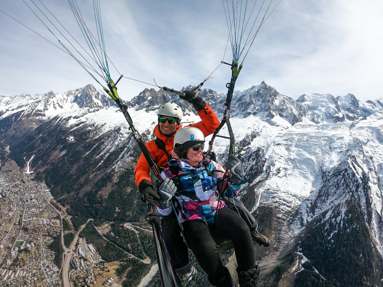 Un instructeur et un client font un Baptême de parapente depuis Planpraz à Chamonix - Hiver avec École de ski Evolution 2 Chamonix.