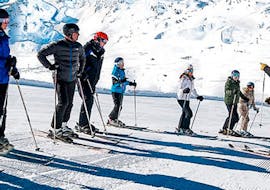 Un groupe fait des Cours de ski Adultes dès 14 ans avec Evolution 2 Saint Lary Soulan.