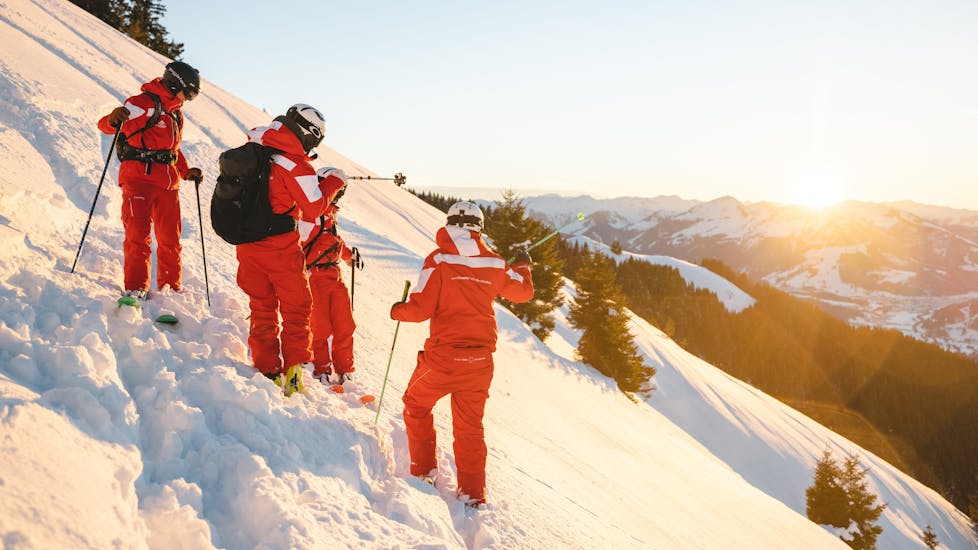 Vier Tiefschnee-Skifahrer genießen die Aussicht während dem Privaten Freeride Kurs für Erwachsene aller Levels.