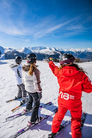 Picture of a Neige Aventure instructor teaching ski to two friends.