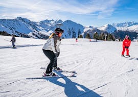 Picture of a Neige Aventure instructor teaching a woman how to ski.